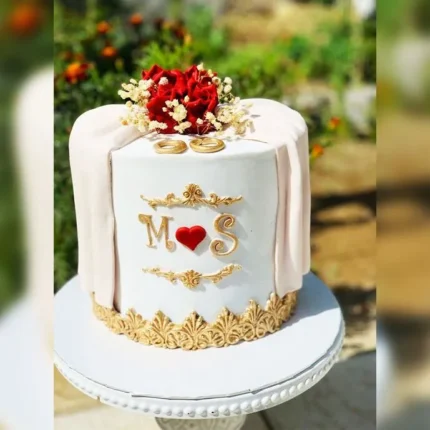 elegant-white-and-gold-cake