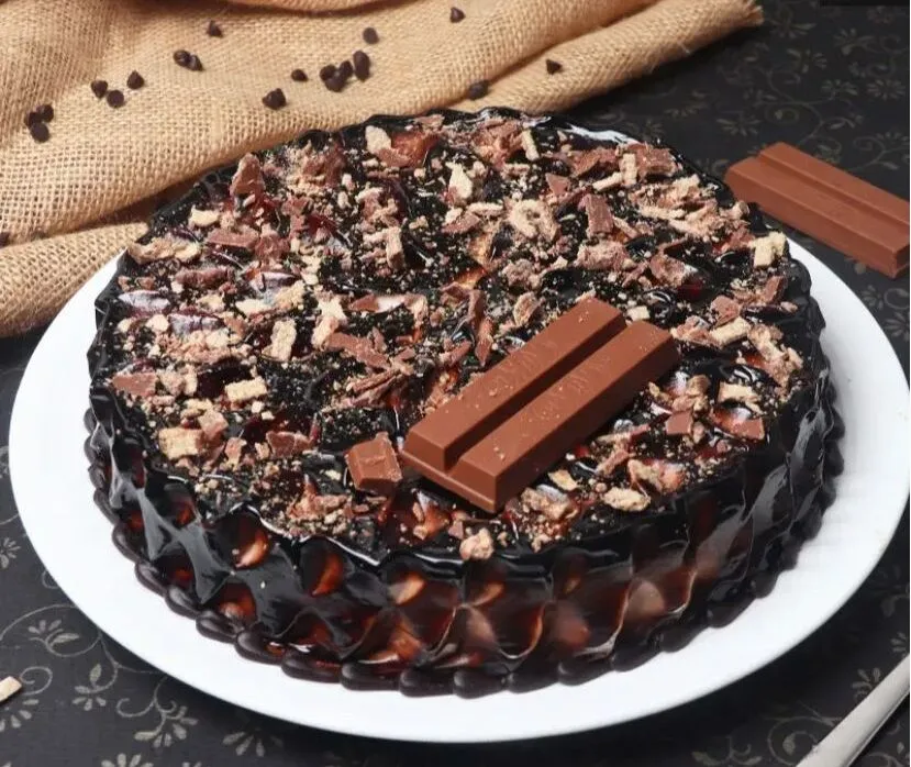 -chocolate-kitkat-cake